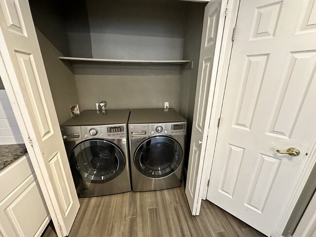 Building Photo - AVAILABLE JULY! Sleek modern townhome in the heart of Observatory Park