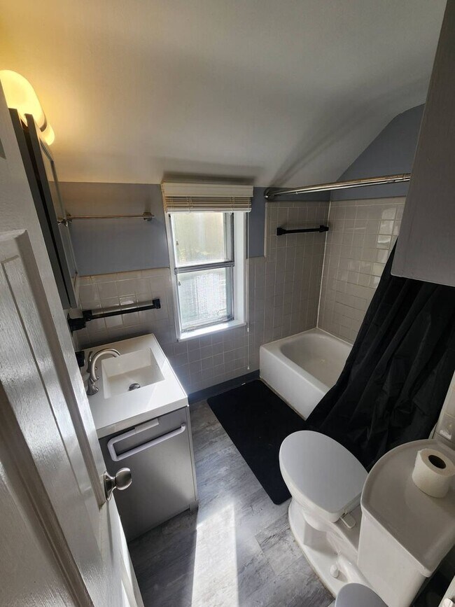 Building Photo - Charming 3-Bedroom Property in Prime Location