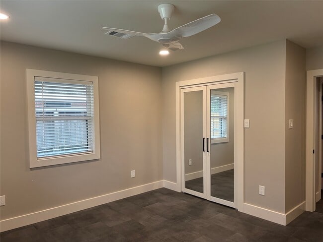 Building Photo - 2223 Hialeah Dr