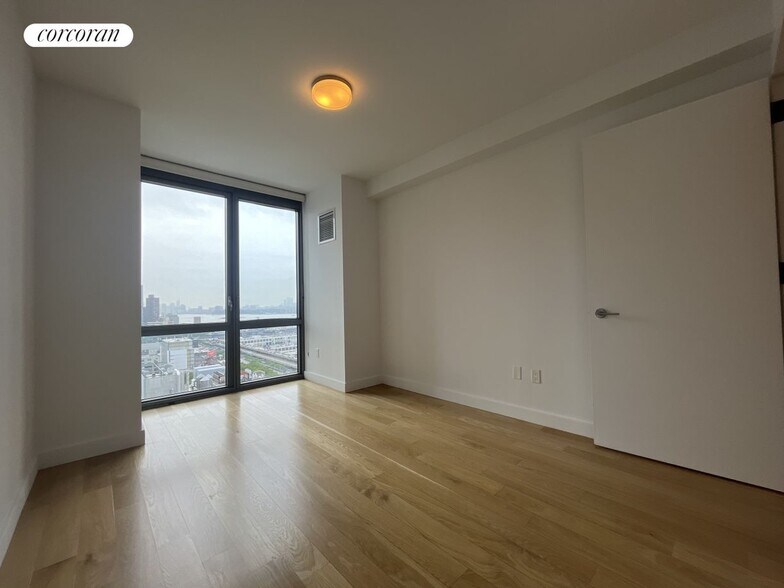 Building Photo - 606 W 57th St