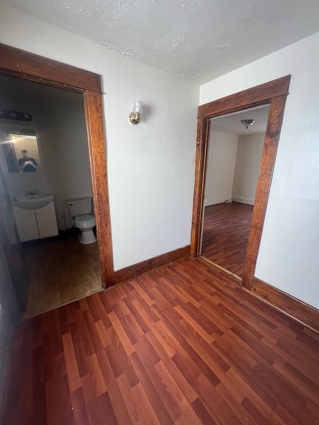 Building Photo - X-Large 4 Bedroom House