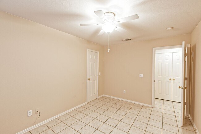 Building Photo - Duplex for lease with private backyard
