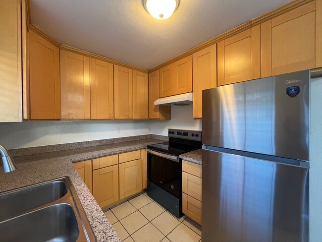 Building Photo - Duplex available in Little Saigon!