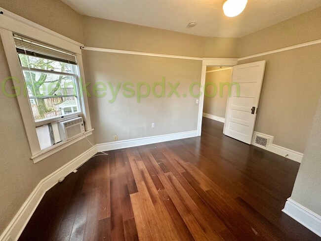 Building Photo - Beautiful Top Floor of Duplex in SW Portland