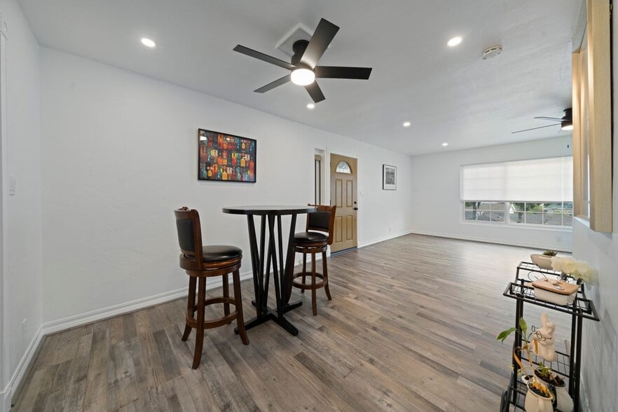 Building Photo - 22123 Main St