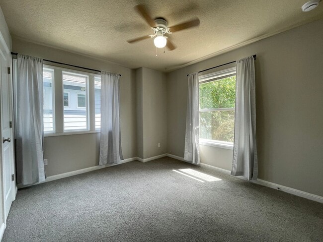 Building Photo - 9322 N Macrum Ave