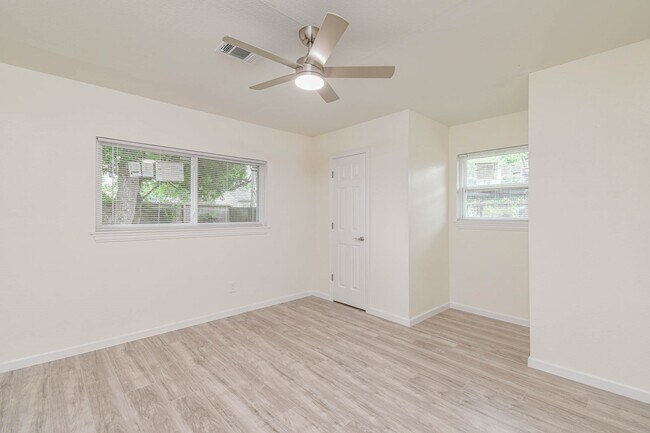 Building Photo - 5003 Denoron Dr