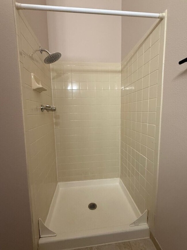 Building Photo - House For Lease