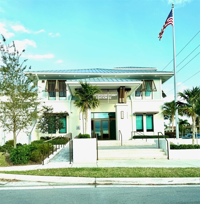 Building Photo - 2100 NE 38th St