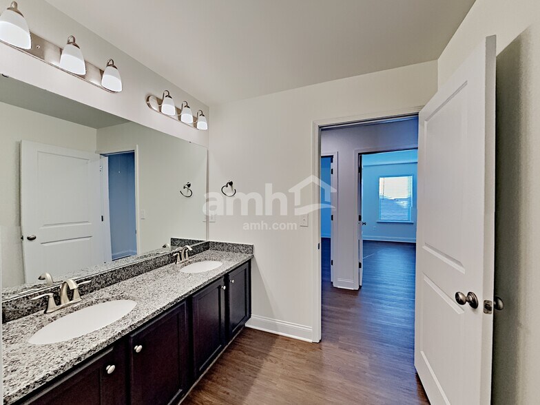 Building Photo - 209 Stowe Rd