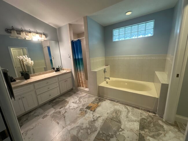 Building Photo - 908 Wicketrun Dr