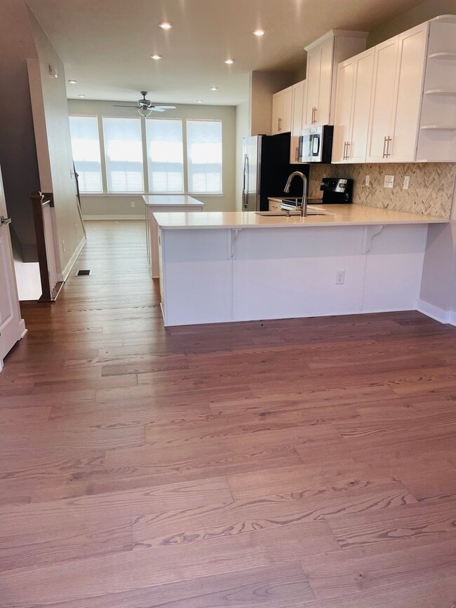 Building Photo - Sophisticated and Spacious 3BR-3.5 Bath To...