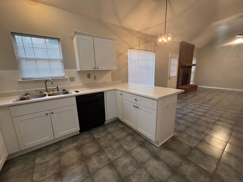 Building Photo - 3895 Oak Branch Cir E