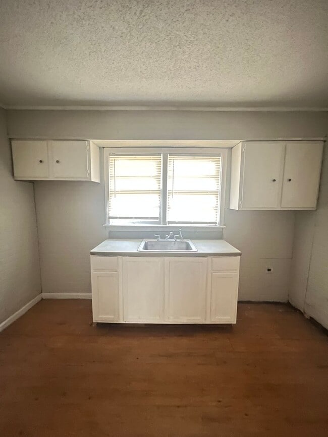 Building Photo - Renovated house in quite Neighborhood