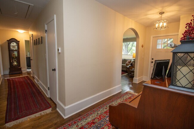 Building Photo - 2715 Kiawah Ave