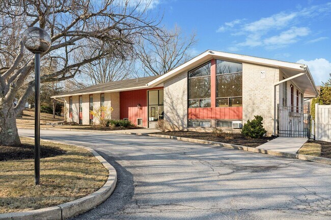 Building Photo - Recently Renovated 2BR Condo in Sought-After Goshen Valley