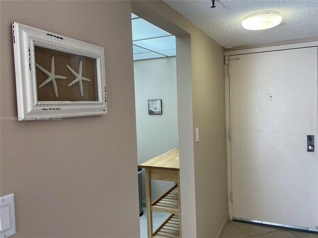 Building Photo - 2625 Collins Ave