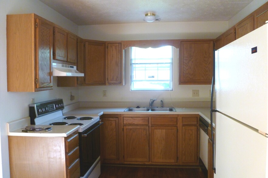 Kitchen - 2418 Dell Zell Dr