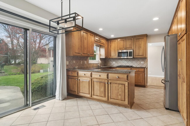 Building Photo - 10 Fairview Ave