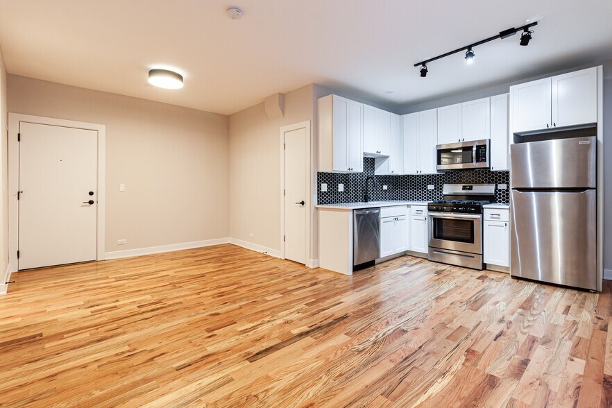 Building Photo - 655 W Wrightwood Ave