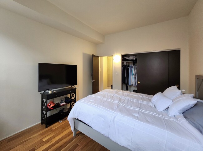 Building Photo - 1050 W Dickens Ave