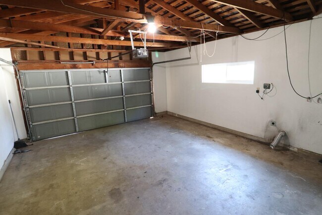 Building Photo - 1096 E Fremont Ave