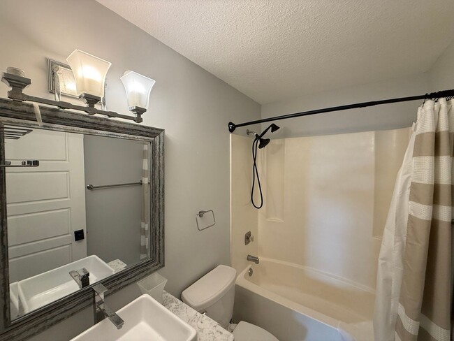 Building Photo - Modern 1 Bedroom Apartment With Stunning C...