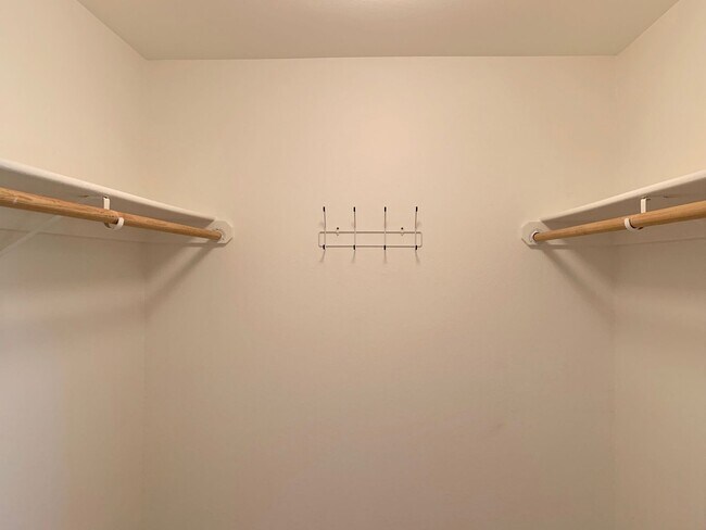 Building Photo - Beautiful SFH 4 bedroom, 2.5 bath, garage with large yard