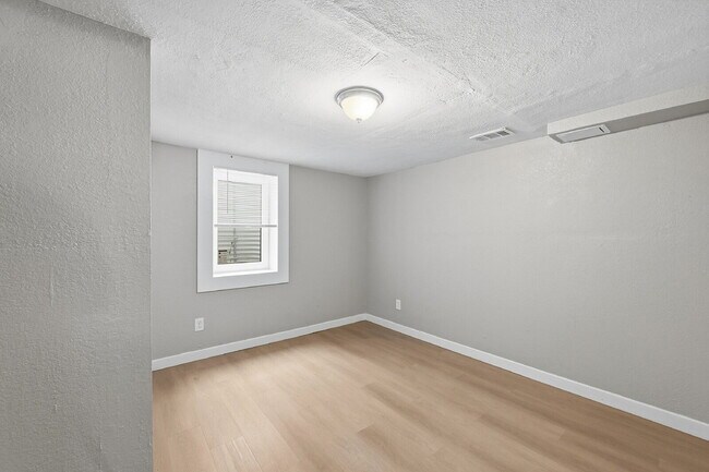 Building Photo - $2,240.95 with $300 Off the First Month's Rent, 5 Beds - 2 Bath, Triplex in Littleton with Shared...