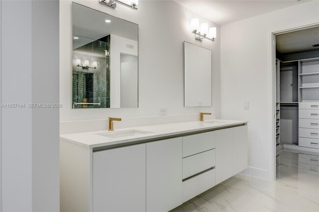 Building Photo - 700 NE 24th St