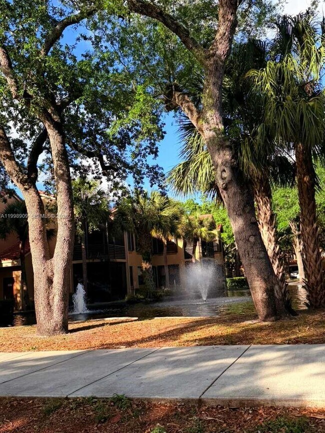 Building Photo - 15515 N Miami Lakeway