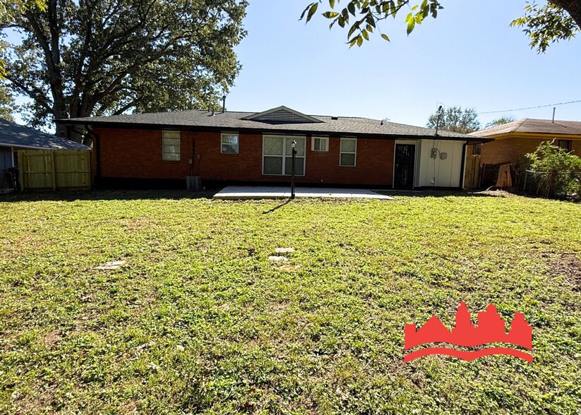 Building Photo - 890 W Marigold Ln