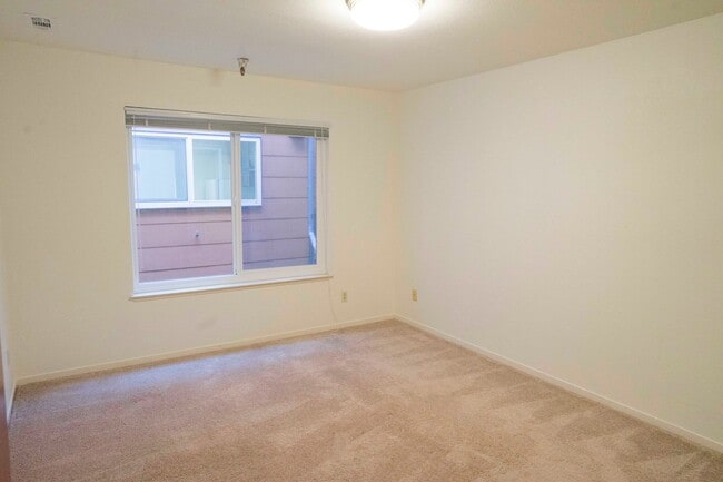 Building Photo - Mid-floor Flat in a duplex located in the Inner Richmond / Laurel Heights.