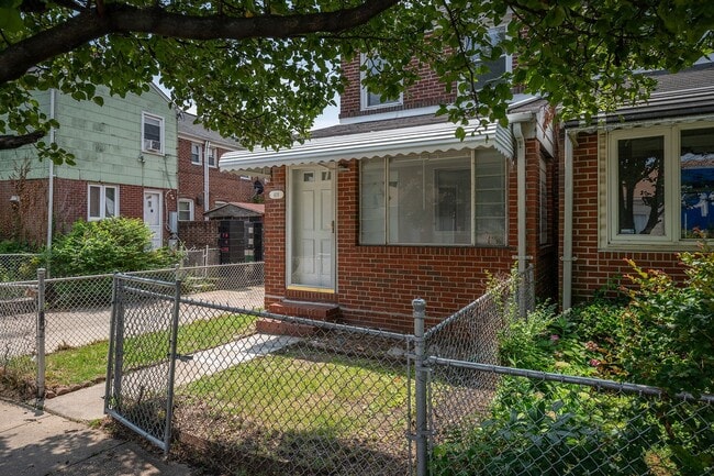 Building Photo - 2 Bed and Den