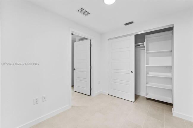 Building Photo - 2150 N Bayshore Dr