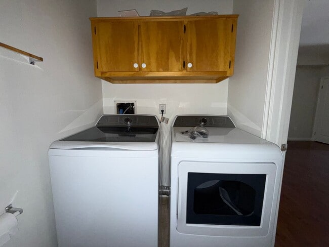 Building Photo - Very large 2 + 2 1/2 townhouse in Northridge