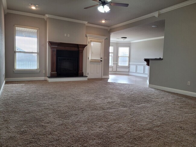 Building Photo - 3 bedroom in sought after West side of Fayetteville