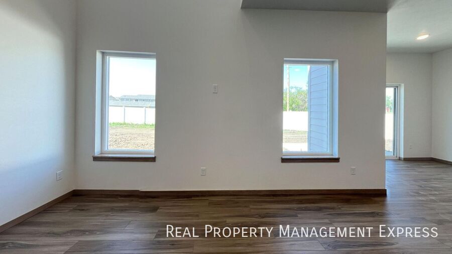 Building Photo - 3 Bed 2.5 Bath Townhome in West Sioux Falls