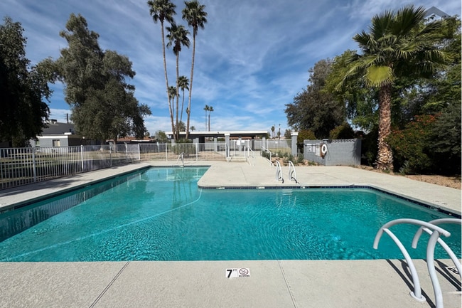 Building Photo - 2Bed/1.5Bath Ground Floor Townhouse at Glendale Ave/27th Ave! Ready for Immediate Move-In! -- GAR...