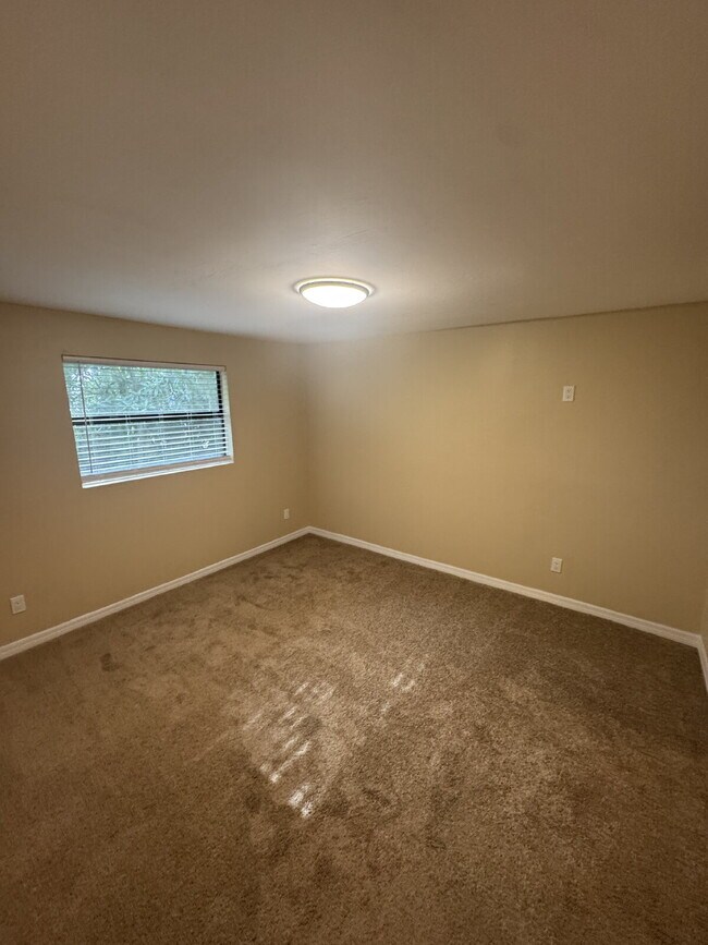 Building Photo - "Charming 1-Bedroom Retreat with Full Bath...