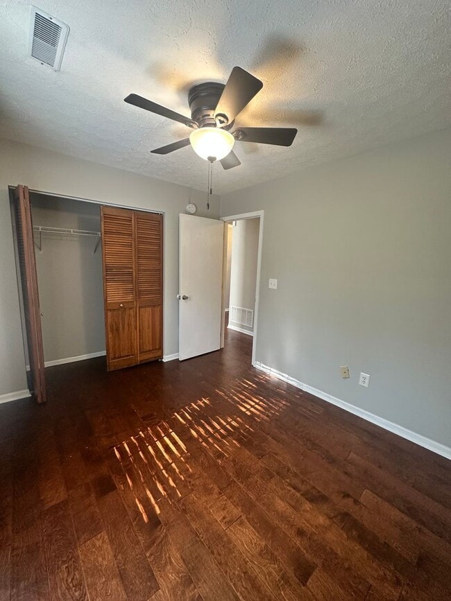 Building Photo - Charming 3-Bed Home with Fenced Yard!