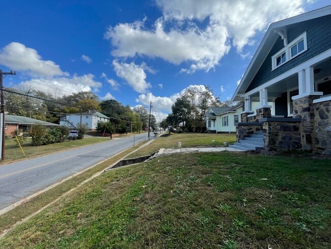 Building Photo - ?? COMING SOON ?? Charming 3 Bed / 1 Bath Bungalow – Prime Location Near Downtown Hickory