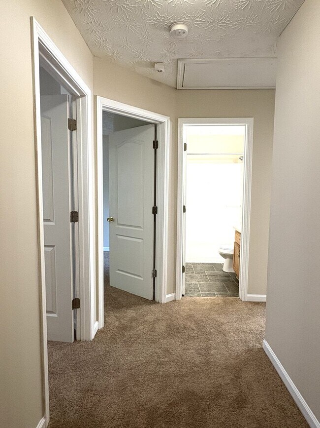 Building Photo - Spacious Townhouse with Convenient Location