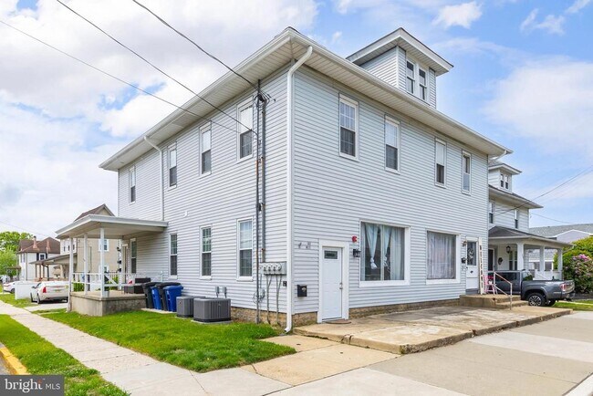 Building Photo - 504 W Broad St