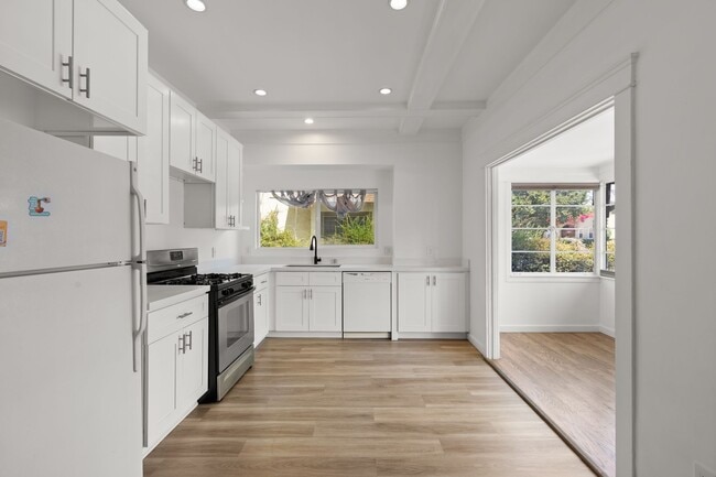 Building Photo - This spacious 1 bedroom, 1 bathroom apartm...