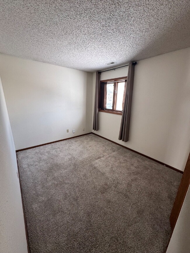 Building Photo - "Charming 2-Bedroom Retreat with Ample Space in Wichita's Serene South Willo-Esque Court!"