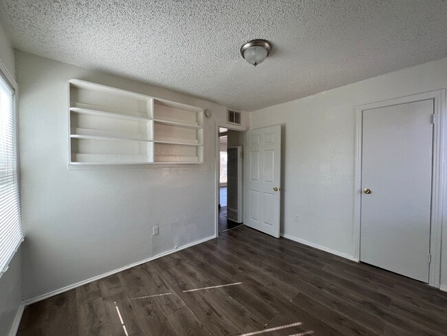 Building Photo - 3 Bedroom 1 bathroom House located near a Schools, Community Park and Public Swimming Pool.