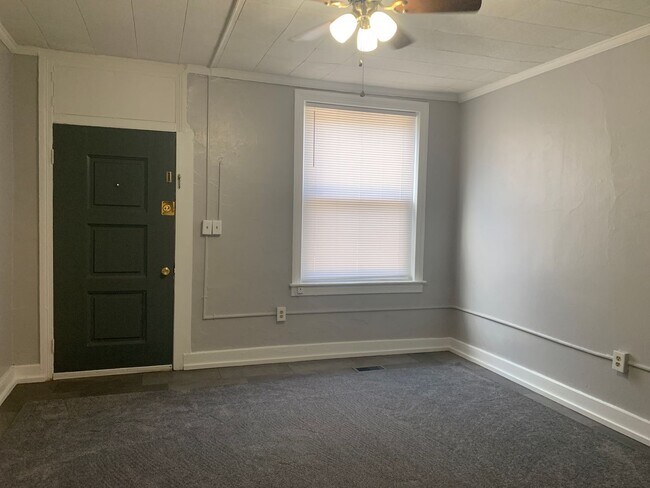 Building Photo - Available Now! Cozy 1-2 bedroom house with...