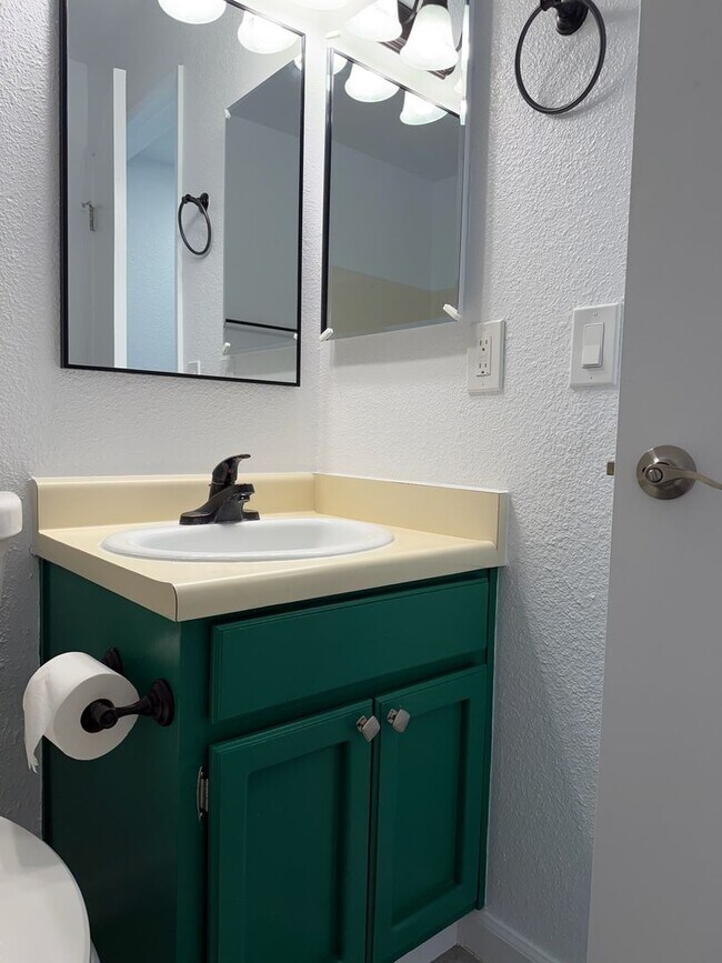 Building Photo - 204 W Robertson Rd