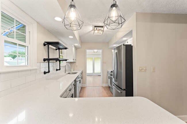 Building Photo - Beautiful renovated home in Schnitzelburg